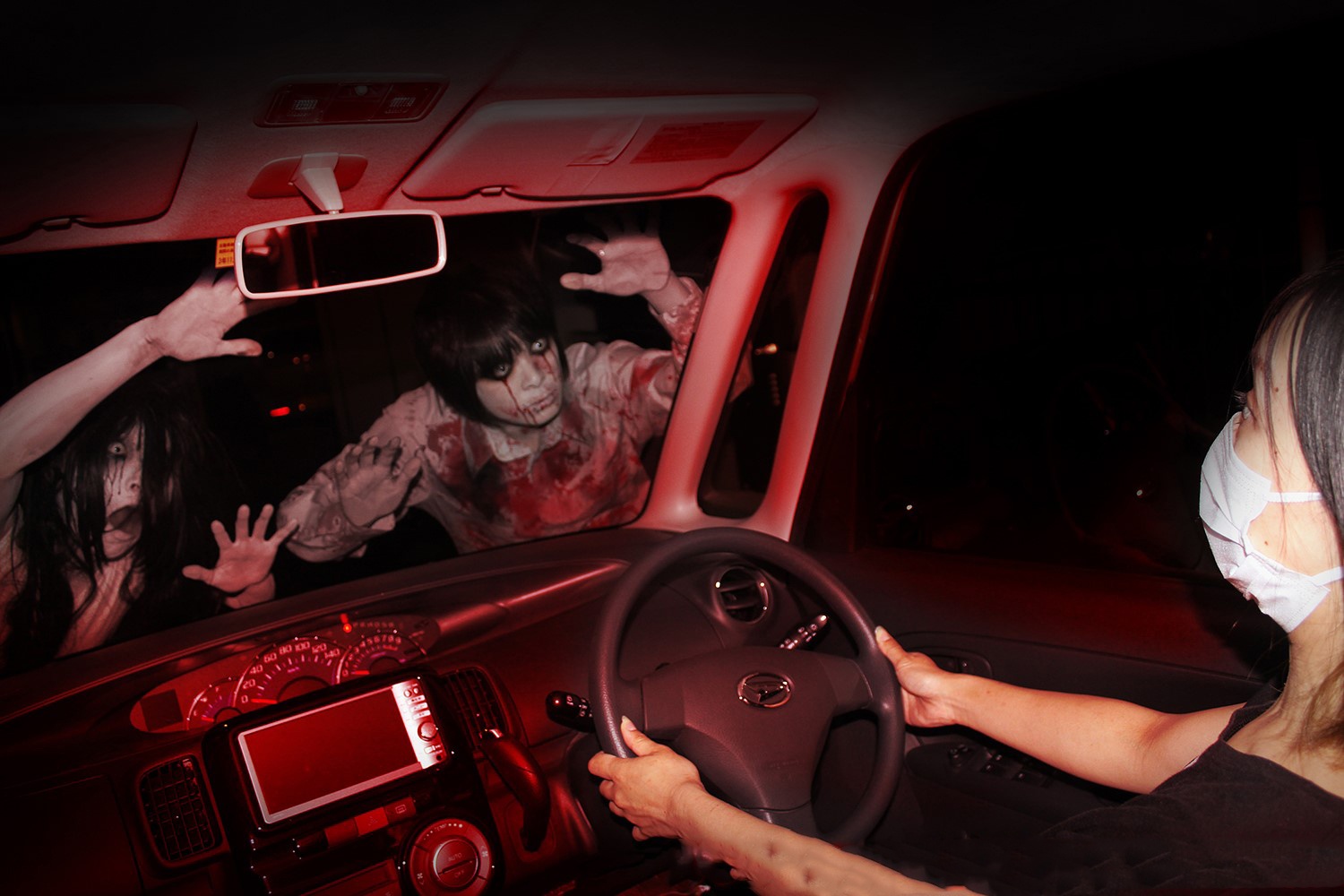 Lai xe qua ngoi nha ma am dang so o Nhat hinh anh