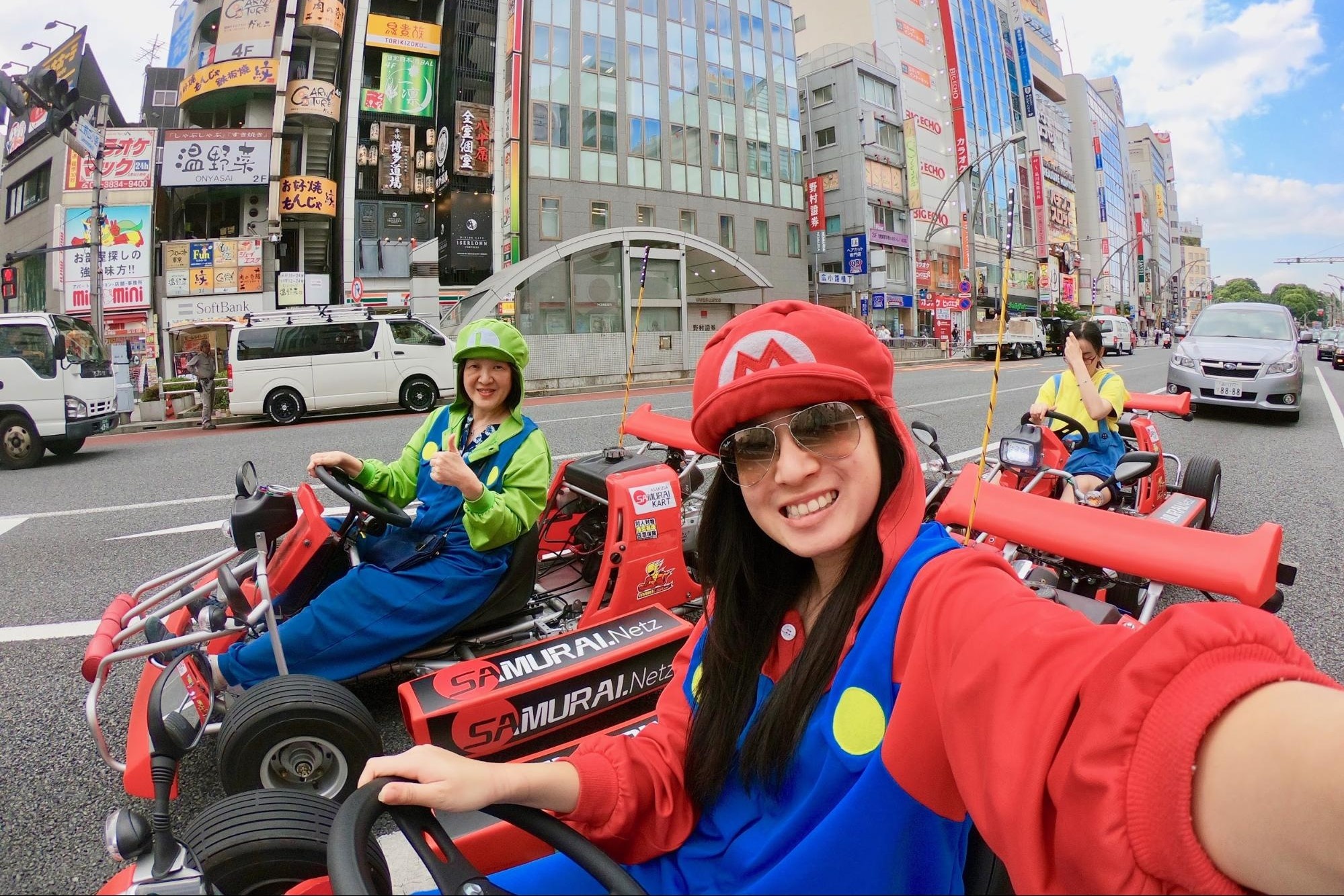 Choi Mario Kart ngoai doi thuc tren duong pho Nhat Ban hinh anh