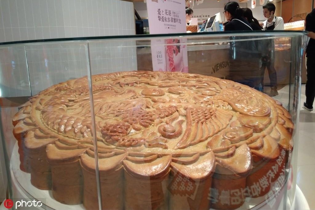 Banh Trung Thu nang 333 kg o Trung Quoc hinh anh