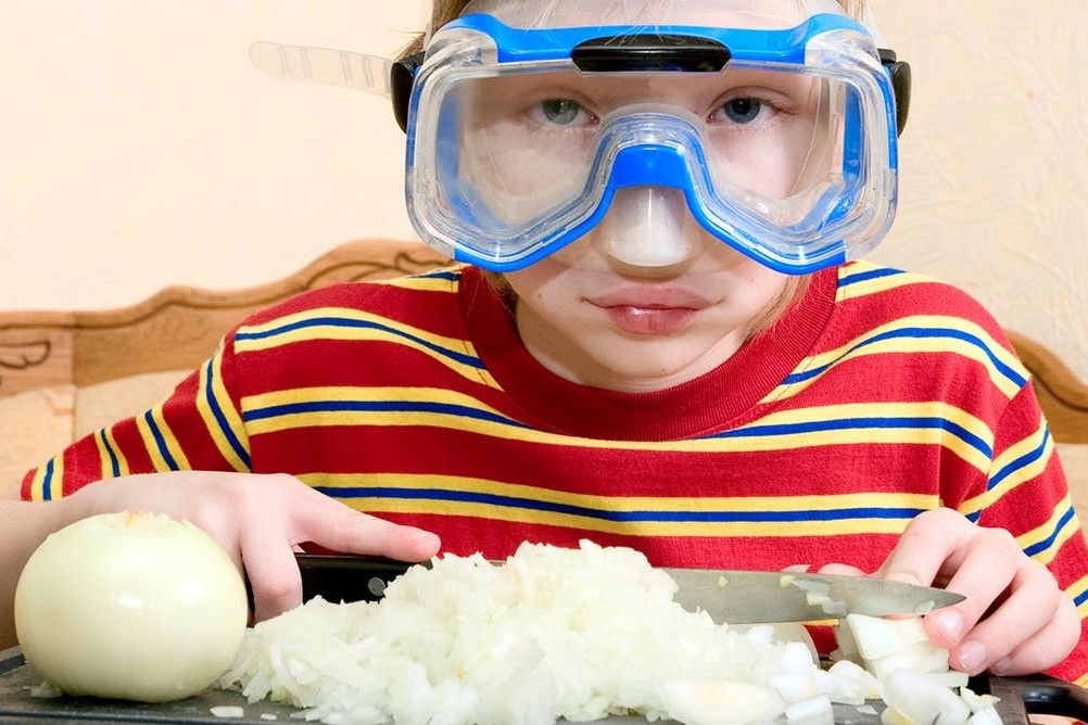 Lam the nao de cat hanh tay khong bi chay nuoc mat? hinh anh