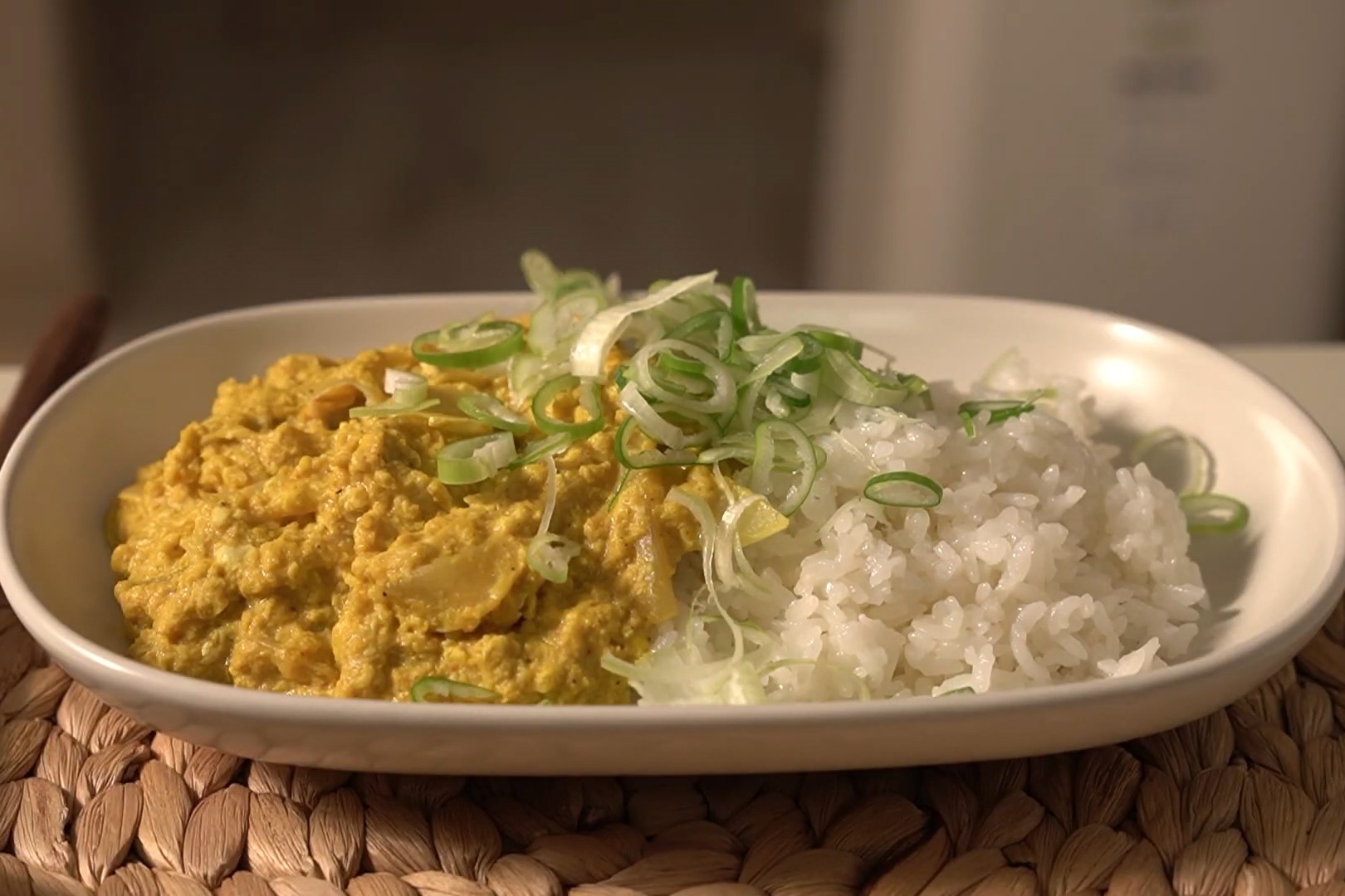 Huong dan lam com ca ri trung nong cho ngay thu hinh anh