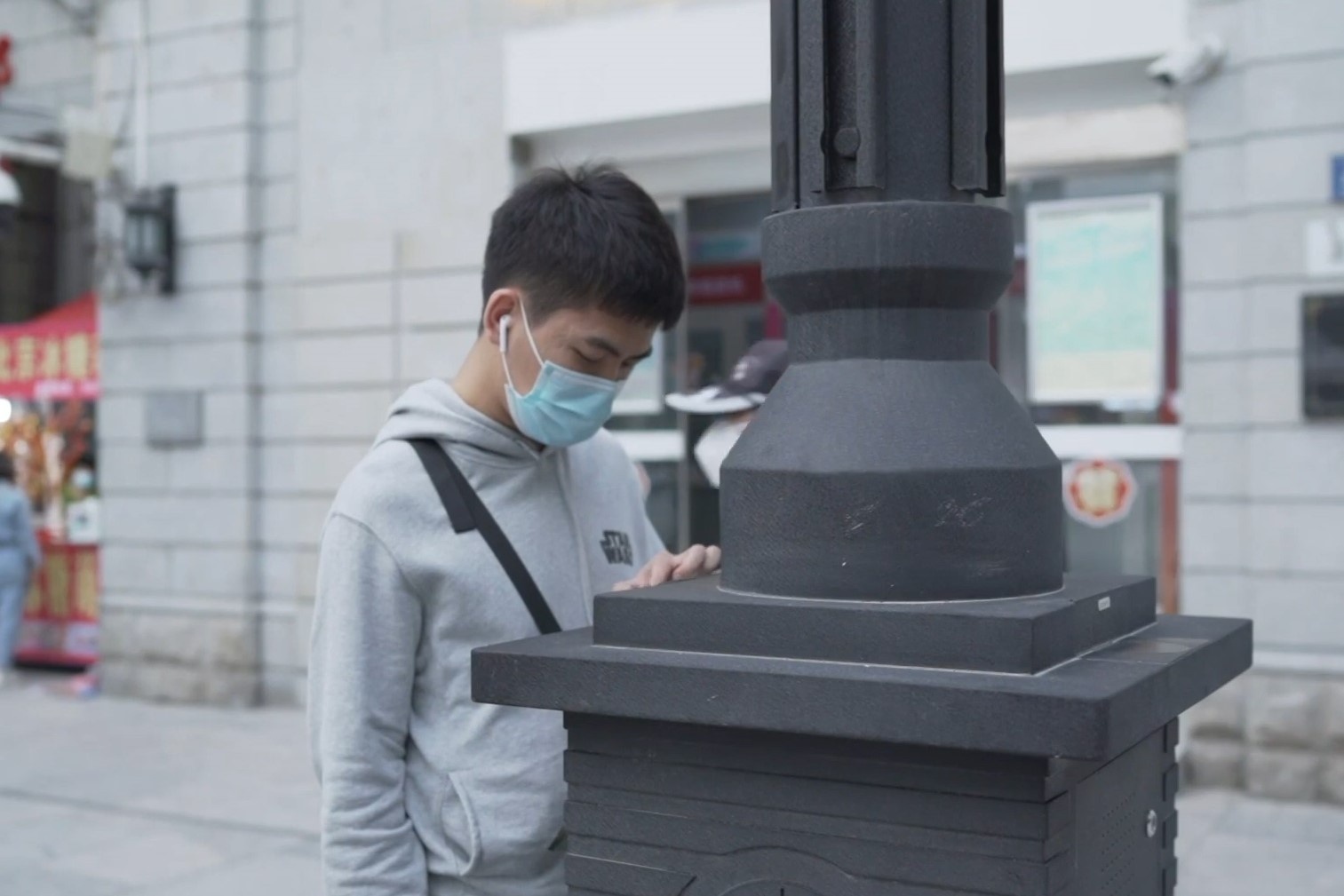 Cot den tich hop sac dien thoai khong day tren duong pho Vu Han hinh anh