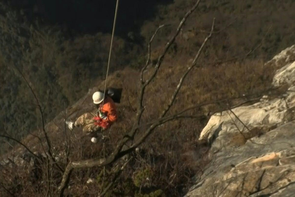 Nghe don rac tren vach da dung dung o Thien Mon Son hinh anh