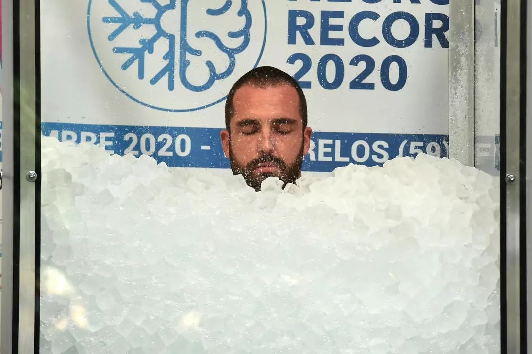 Nguoi dan ong lap ky luc ngam minh trong da hon 2 tieng hinh anh