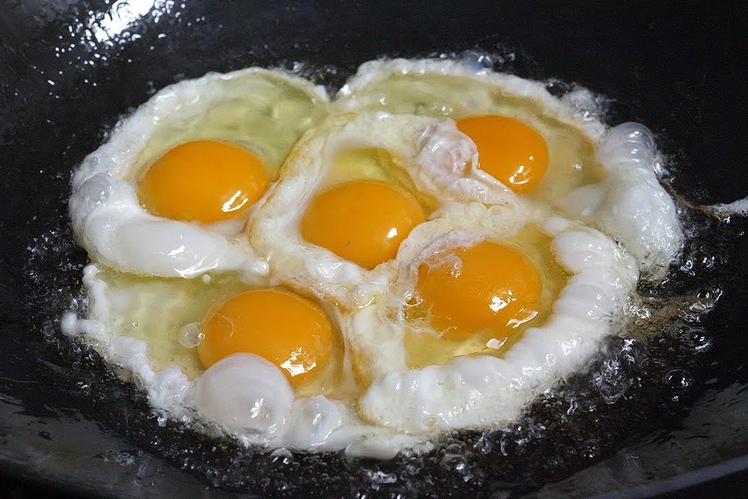 Com rang trung tren duong pho Han Quoc hinh anh