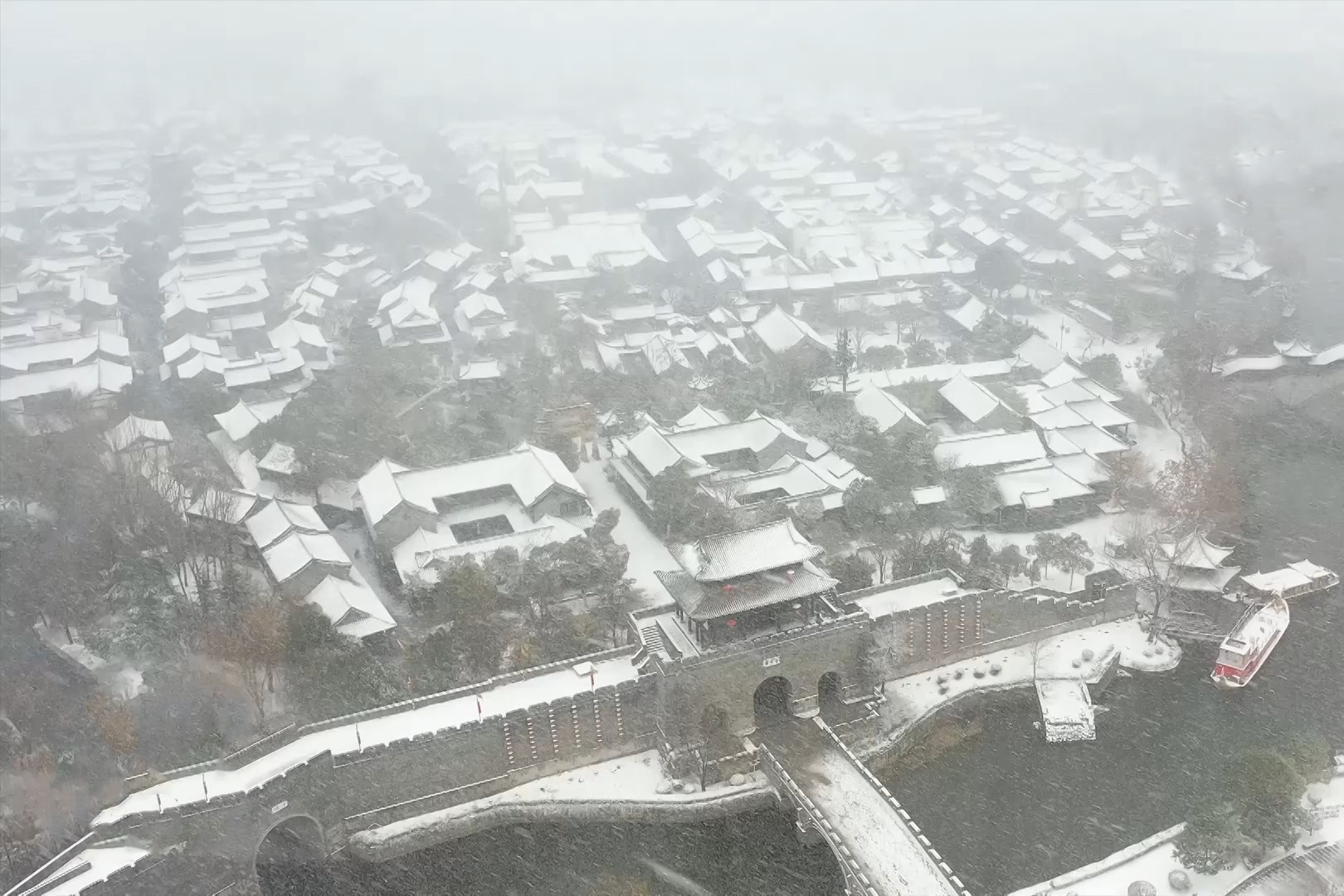 Thanh co Dai Nhi Trang mo ao duoi mua tuyet hinh anh