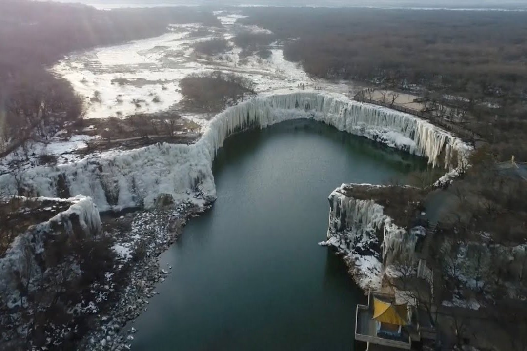 Thac nuoc dong bang quanh ho tao khung canh ngoan muc hinh anh
