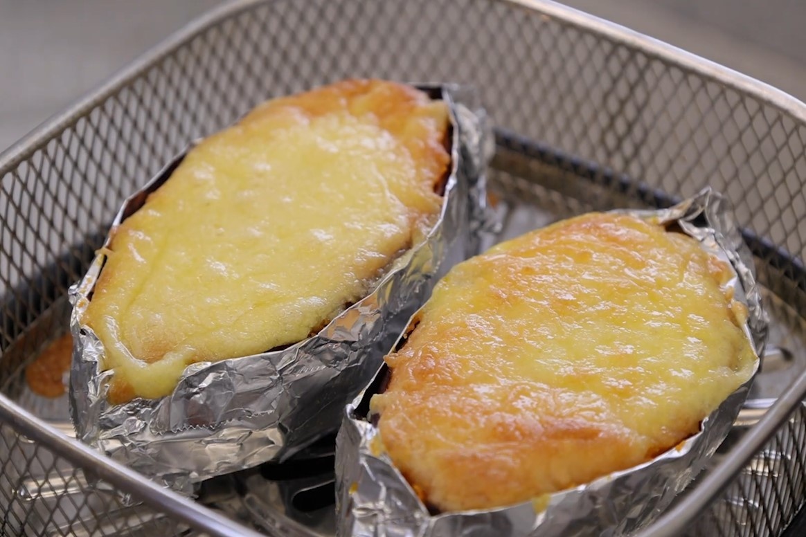 Meo lam khoai lang nuong pho mai bang noi chien khong dau hinh anh