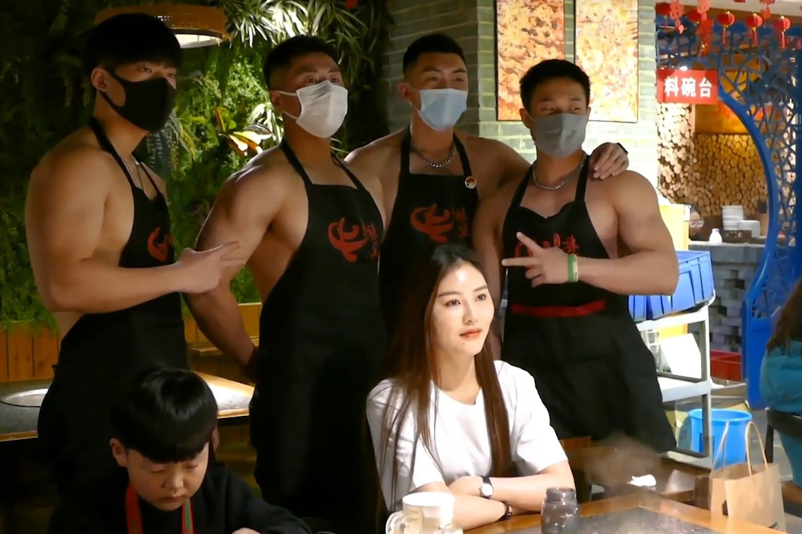 Nha hang lau thue nam nguoi mau nguc tran lam phuc vu hinh anh