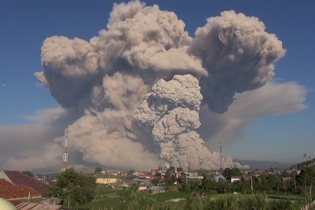 Nui lua Sinabung phun trao, tao cot tro bui 5.000 m hinh anh