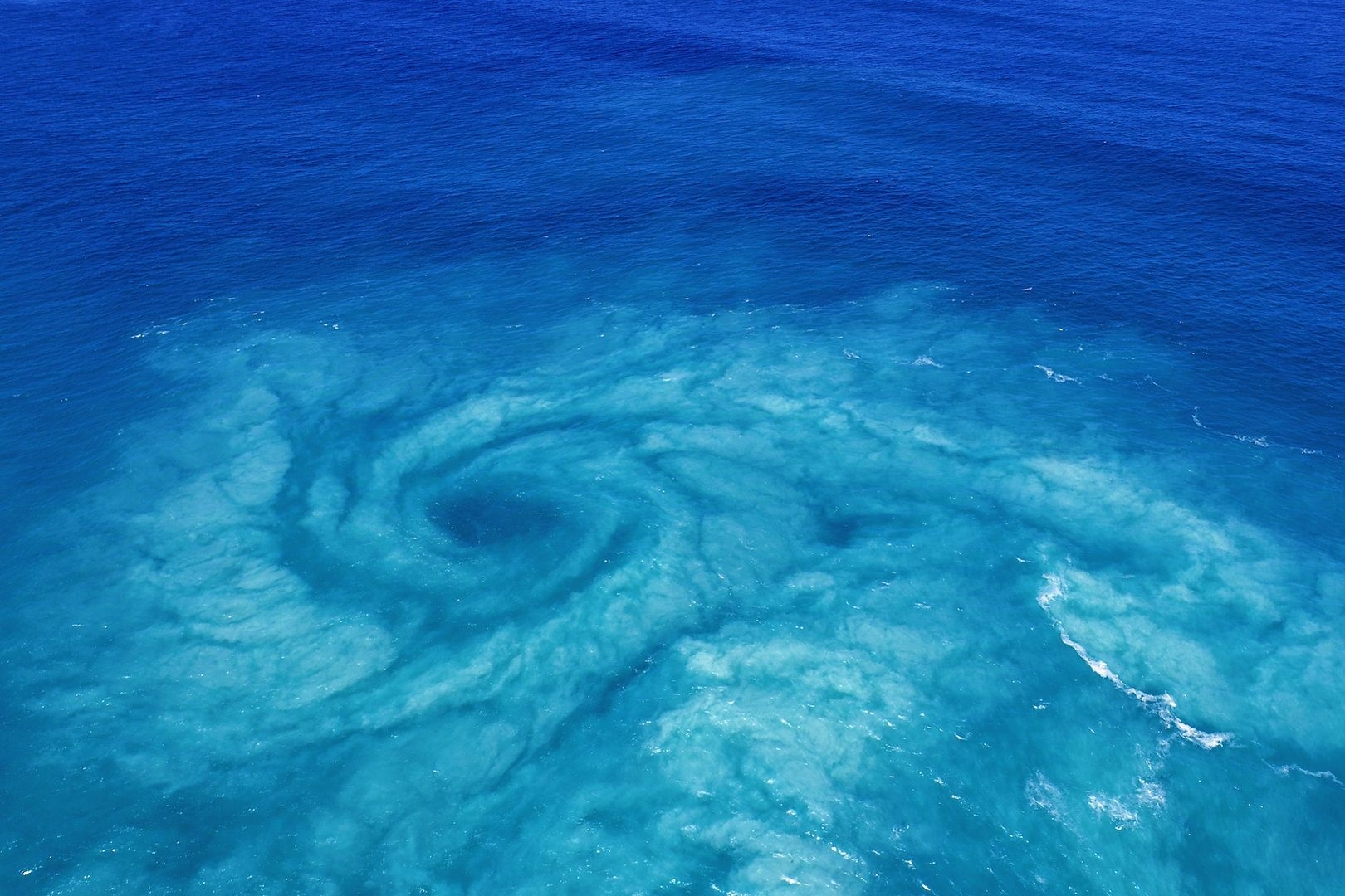 Nguoi phu nu san duoc 'vet nut' tren dai duong hinh anh