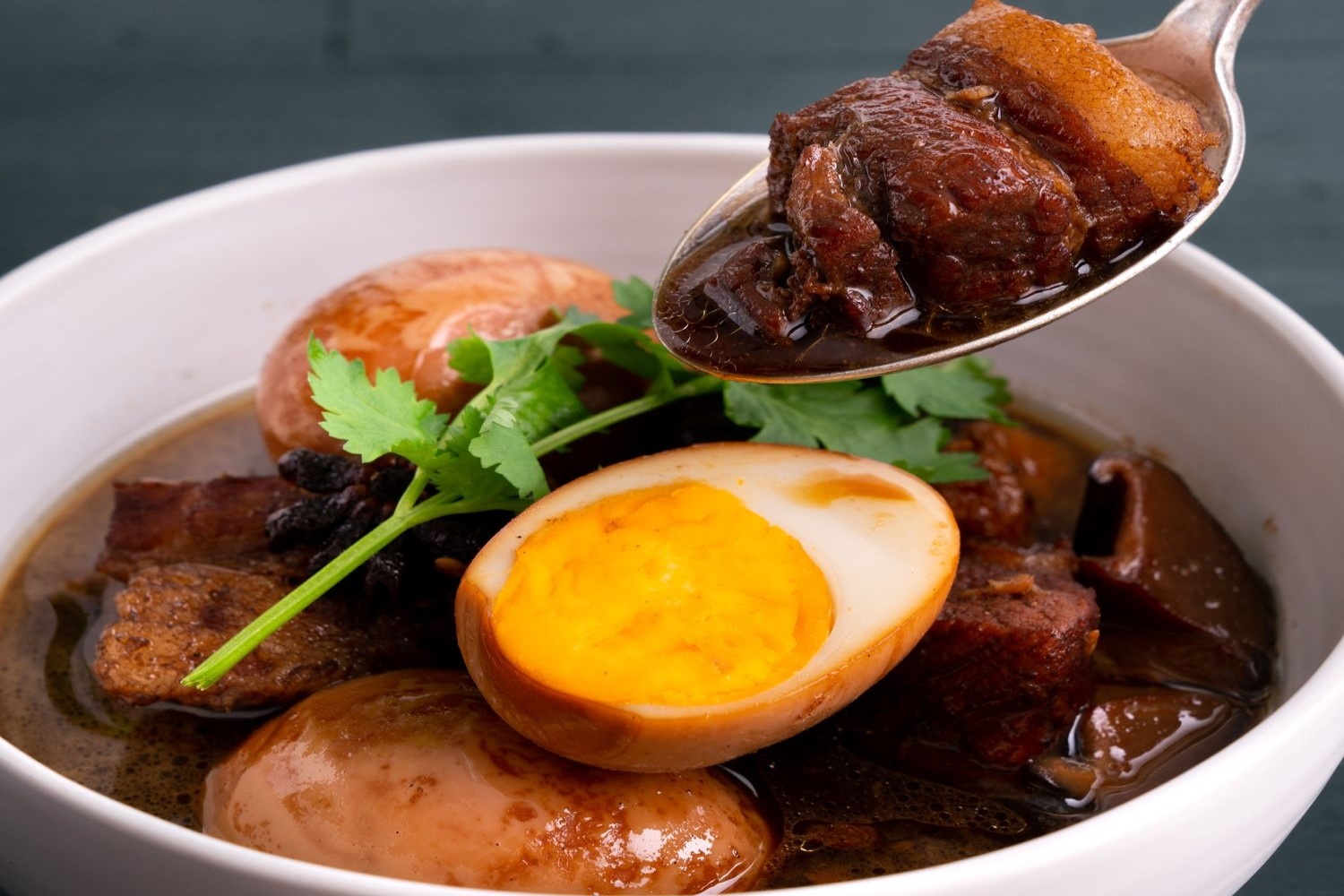 Bien tau thit ba chi kho trung kieu Thai cho bua toi hinh anh