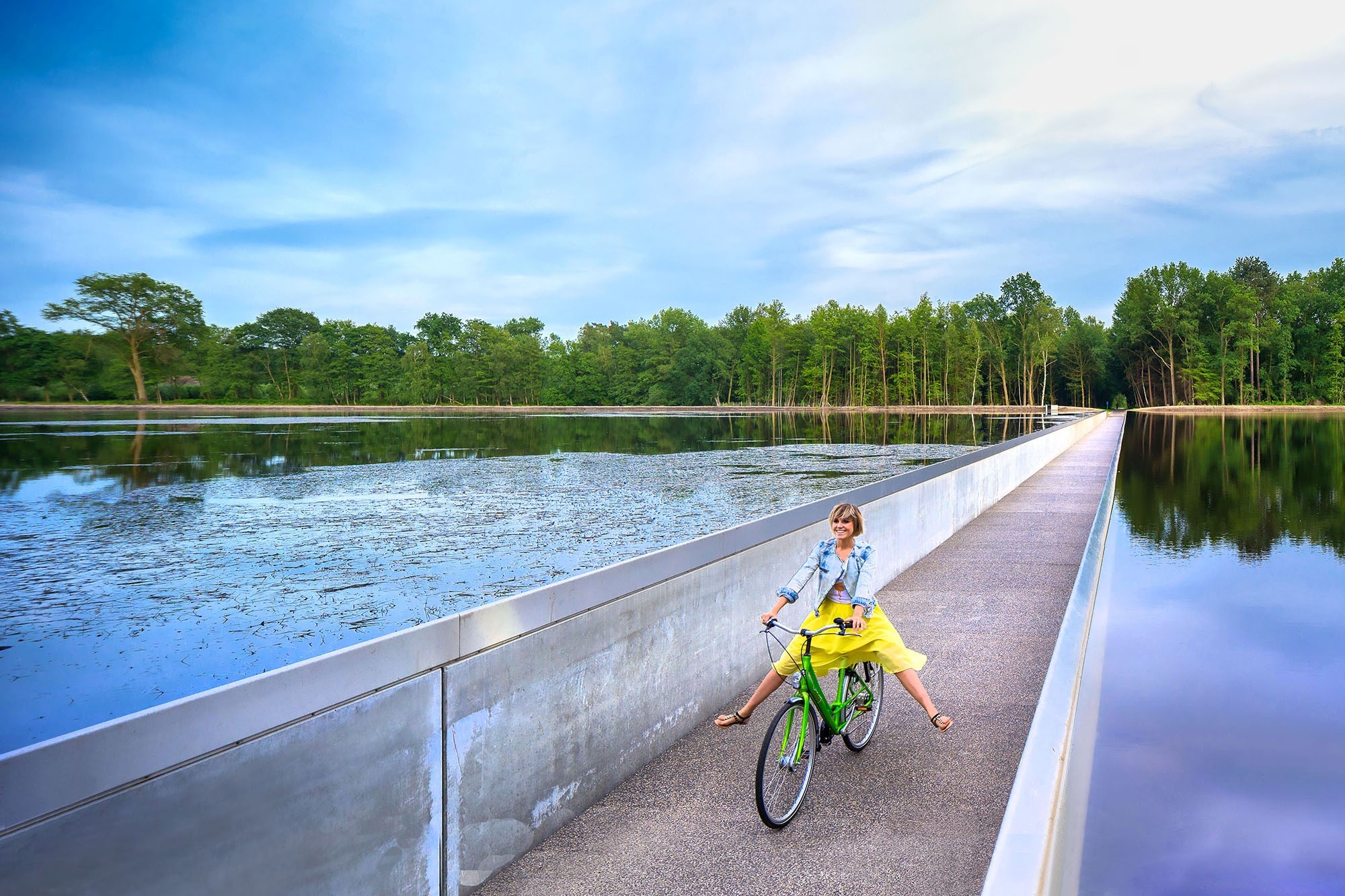 Con duong dap xe xuyen qua ho nuoc o Bi hinh anh