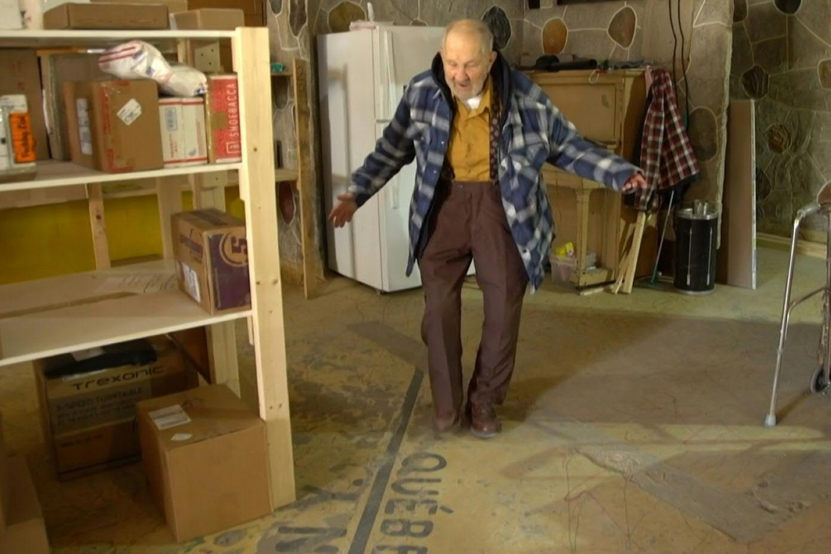 Ben trong can nha nam giua bien gioi My va Canada thoi Covid-19 hinh anh