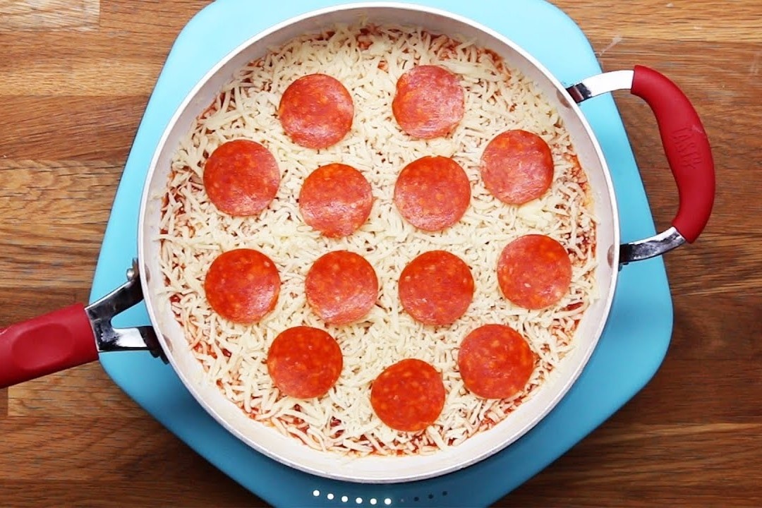 Meo lam pizza de mong bang chao khong ton suc hinh anh