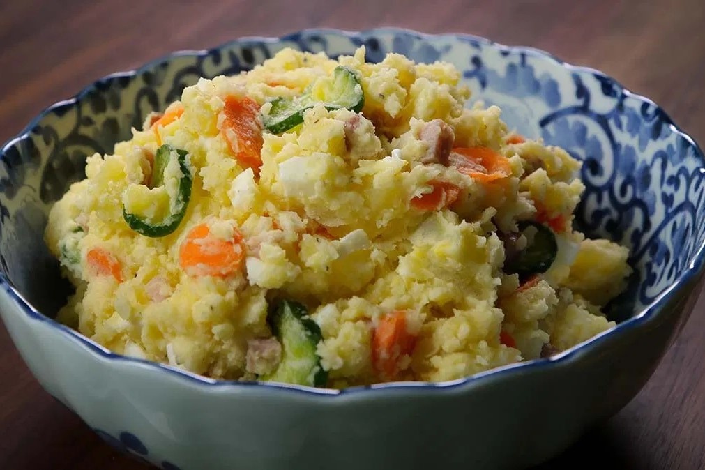 Mon salad khoai tay tron trung luoc hap dan hinh anh