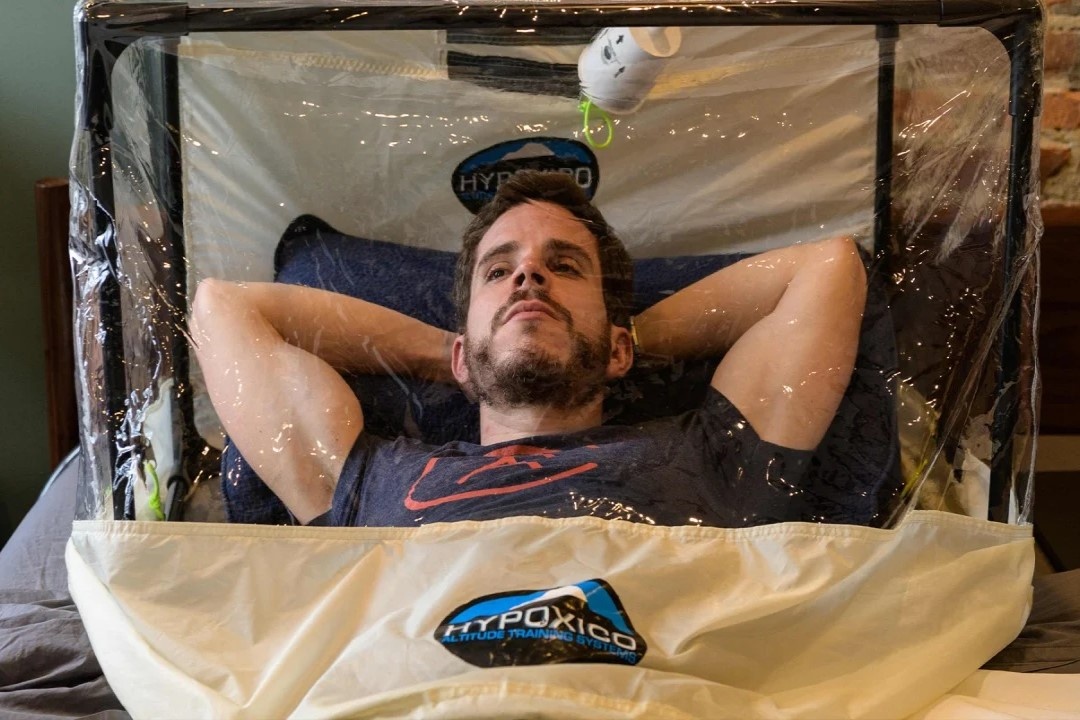 Cam trai tai nha, hit khong khi loang de leo dinh Everest hinh anh