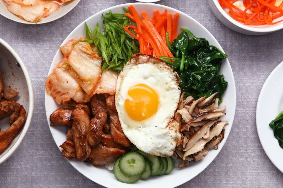 Cach lam com tron bibimbap Han Quoc voi thit ga dui hinh anh