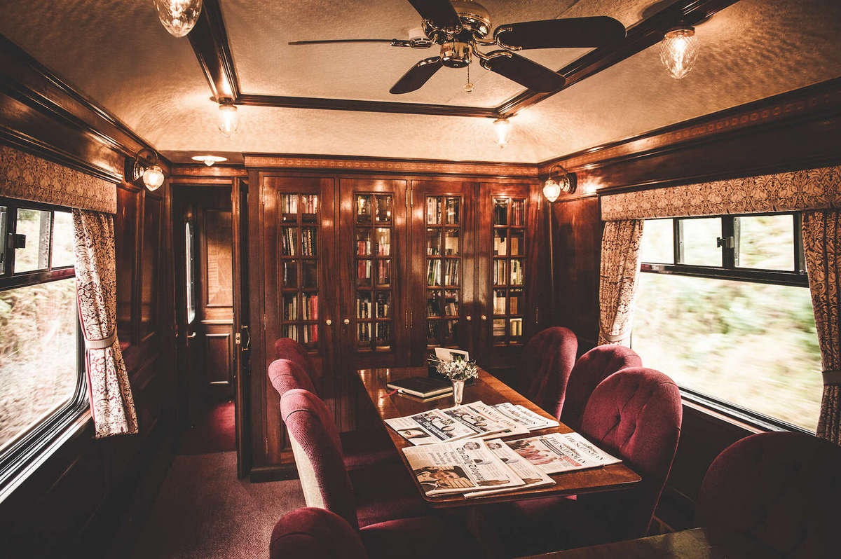 Ben trong tau xa xi mang dam phong cach Hoang gia hinh anh