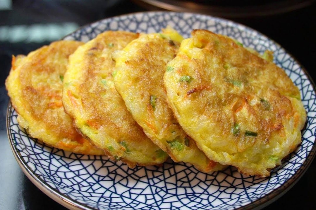 Tan dung com nguoi lam mon ngon voi trung hinh anh