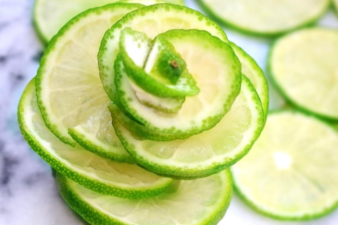 5 cach cat chanh trang tri cocktail hinh anh