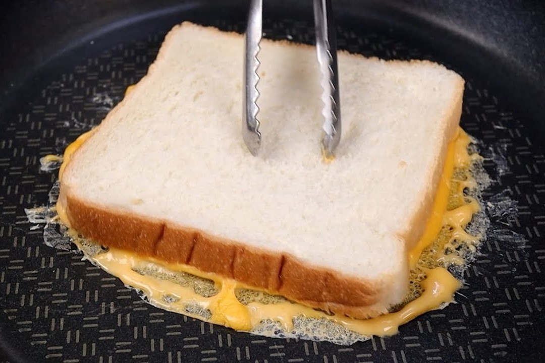 3 phut lam sandwich pho mai cho bua sang hinh anh