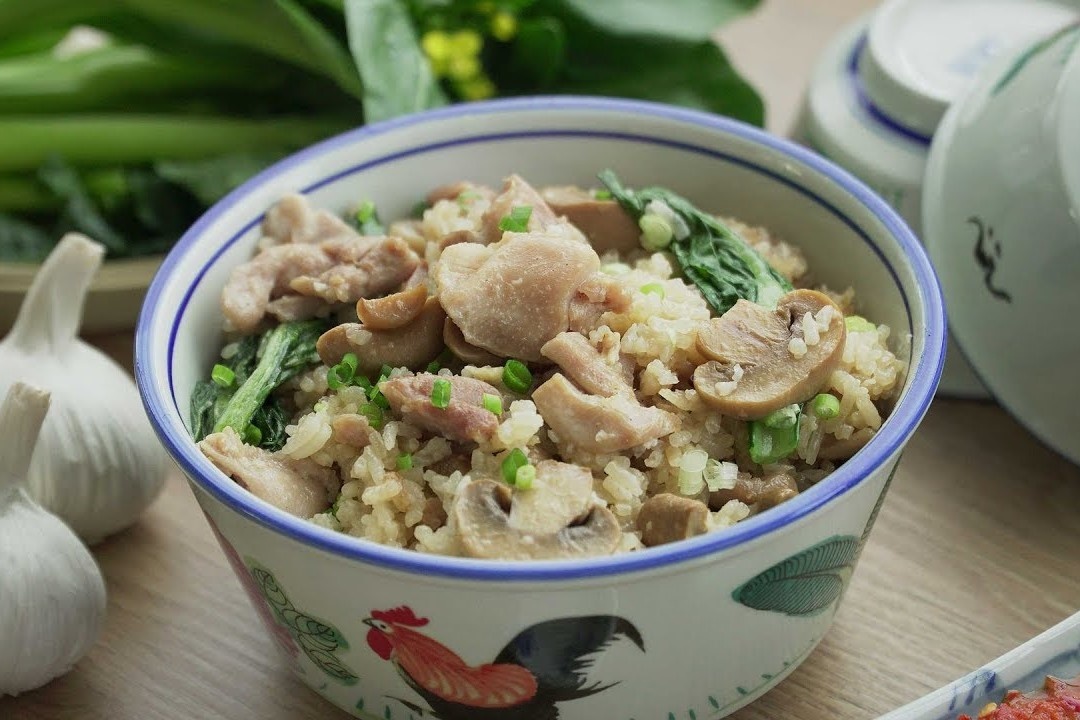 Tu lam com ga xao nam don gian cho bua trua hinh anh