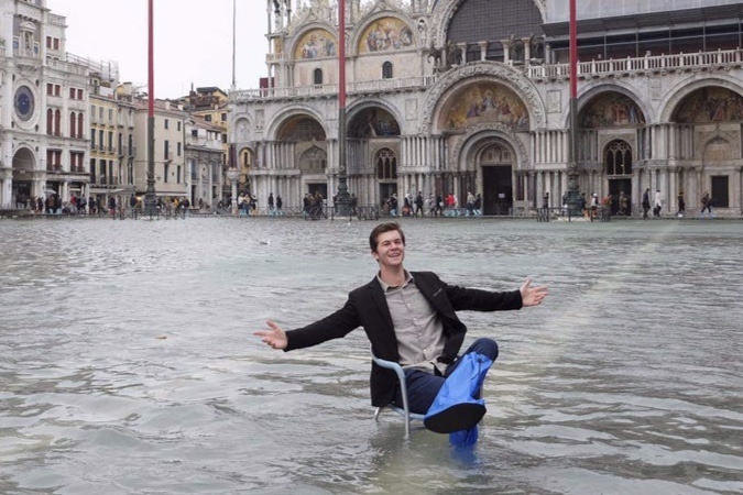 Du khach loi nuoc, chup anh ky niem ngap lut o Venice hinh anh