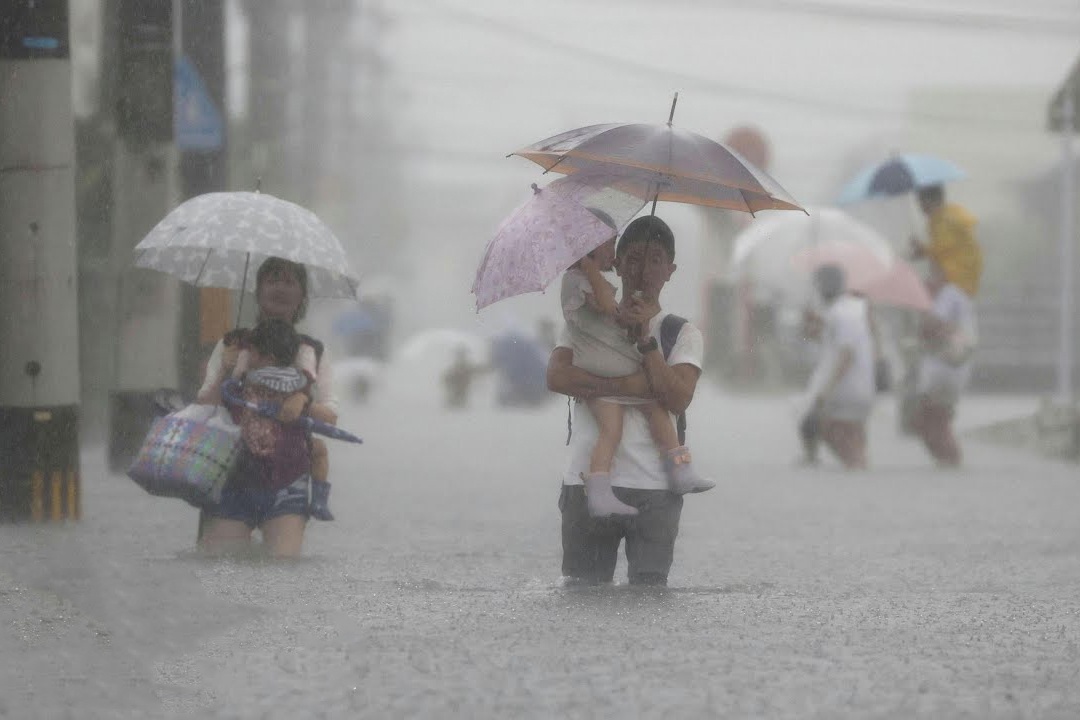 Mua nhu trut nuoc gay lu lut va lo dat o Nhat Ban hinh anh