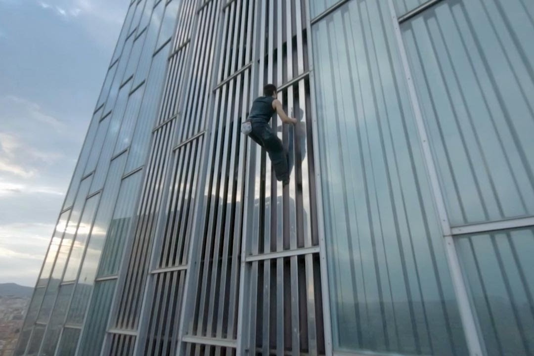 Chang trai tay khong leo thap choc troi cao gan 120 m hinh anh