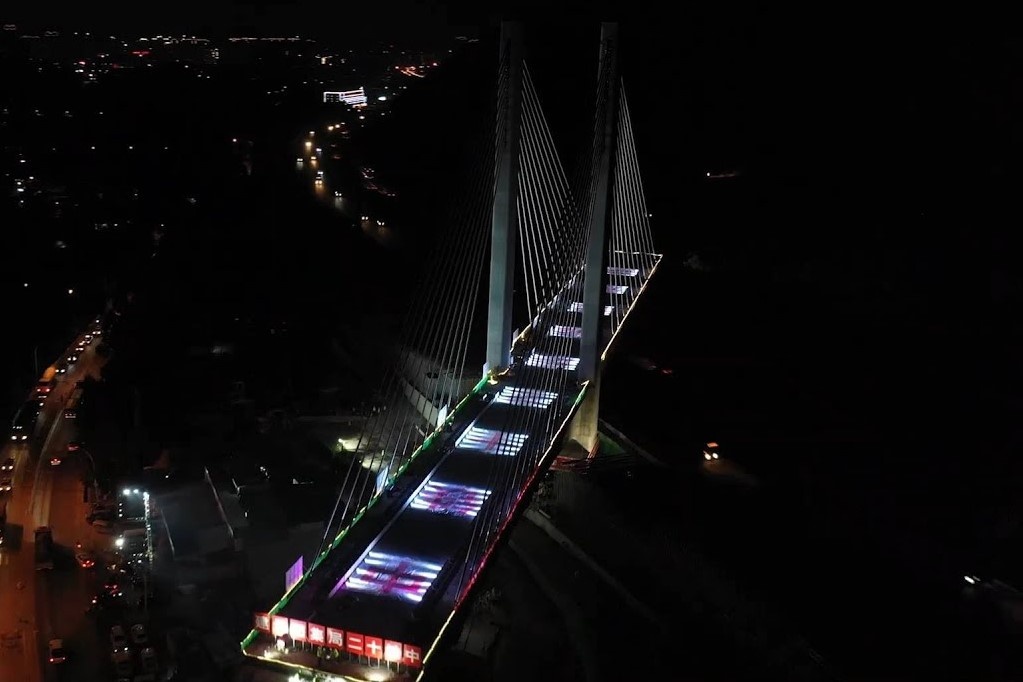 Cau day vang nang 38.000 tan xoay vao vi tri o Trung Quoc hinh anh