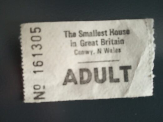 Ben trong ngoi nha dien tich 1, 5 m2 hut khach du lich anh 9