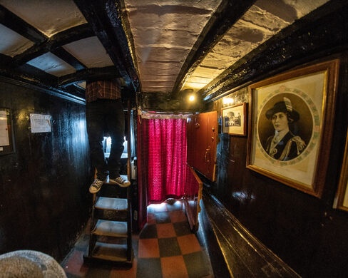 Ben trong ngoi nha dien tich 1, 5 m2 hut khach du lich anh 8