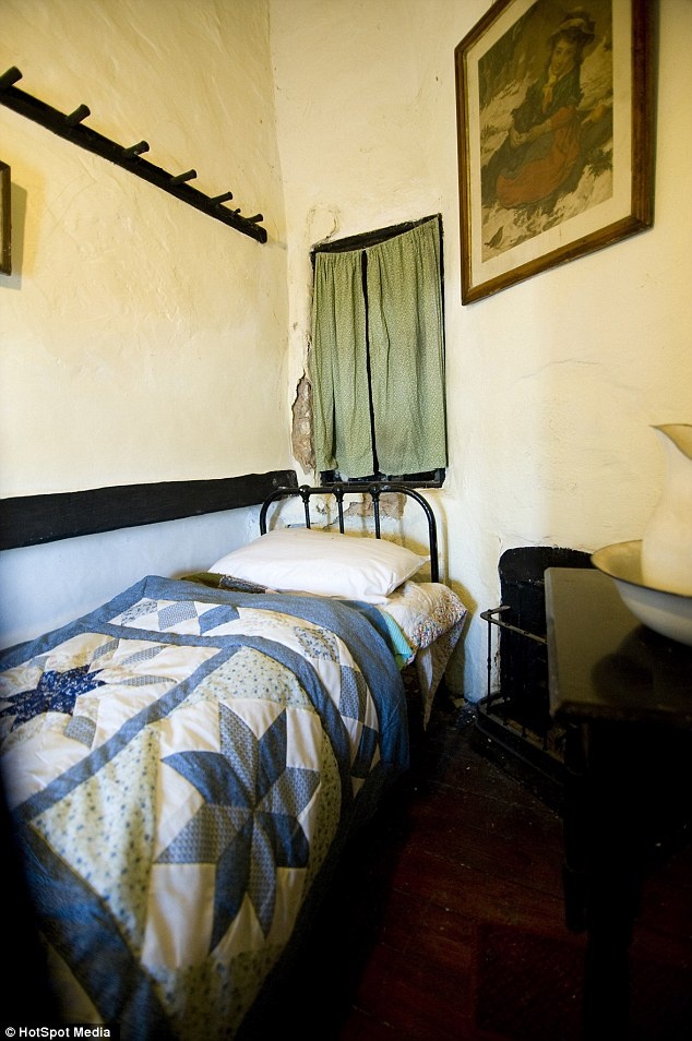 Ben trong ngoi nha dien tich 1, 5 m2 hut khach du lich anh 6