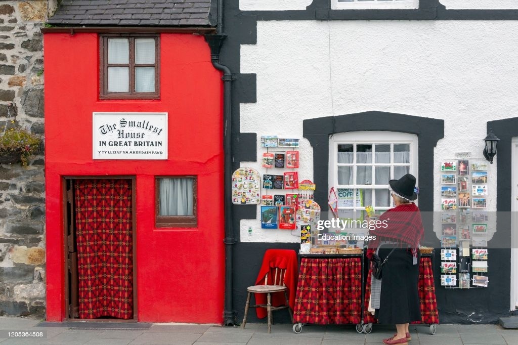 Ben trong ngoi nha dien tich 1, 5 m2 hut khach du lich anh 2