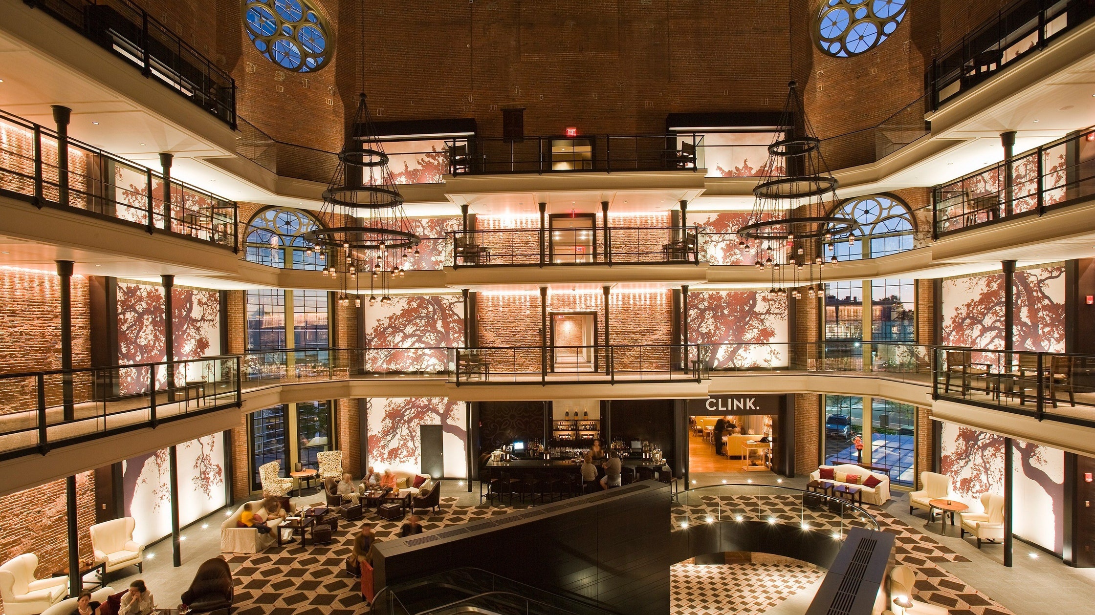 khach san xay dung tu nha tu cu anh 1