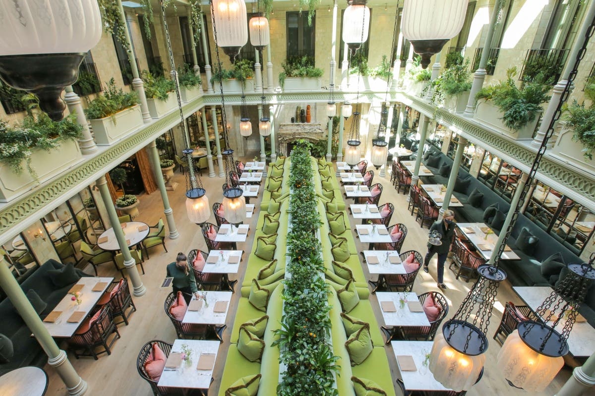 khach san xay dung tu nha tu cu anh 7