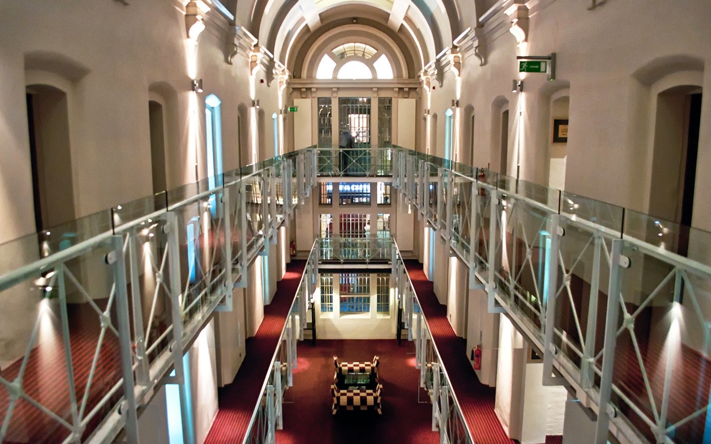 khach san xay dung tu nha tu cu anh 3