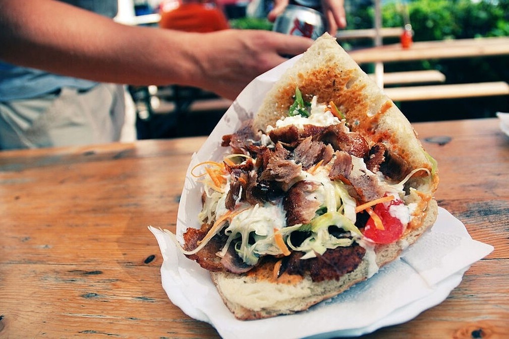 Tiem kebab o Duc phuc vu mien phi cho nguoi tiem vaccine hinh anh