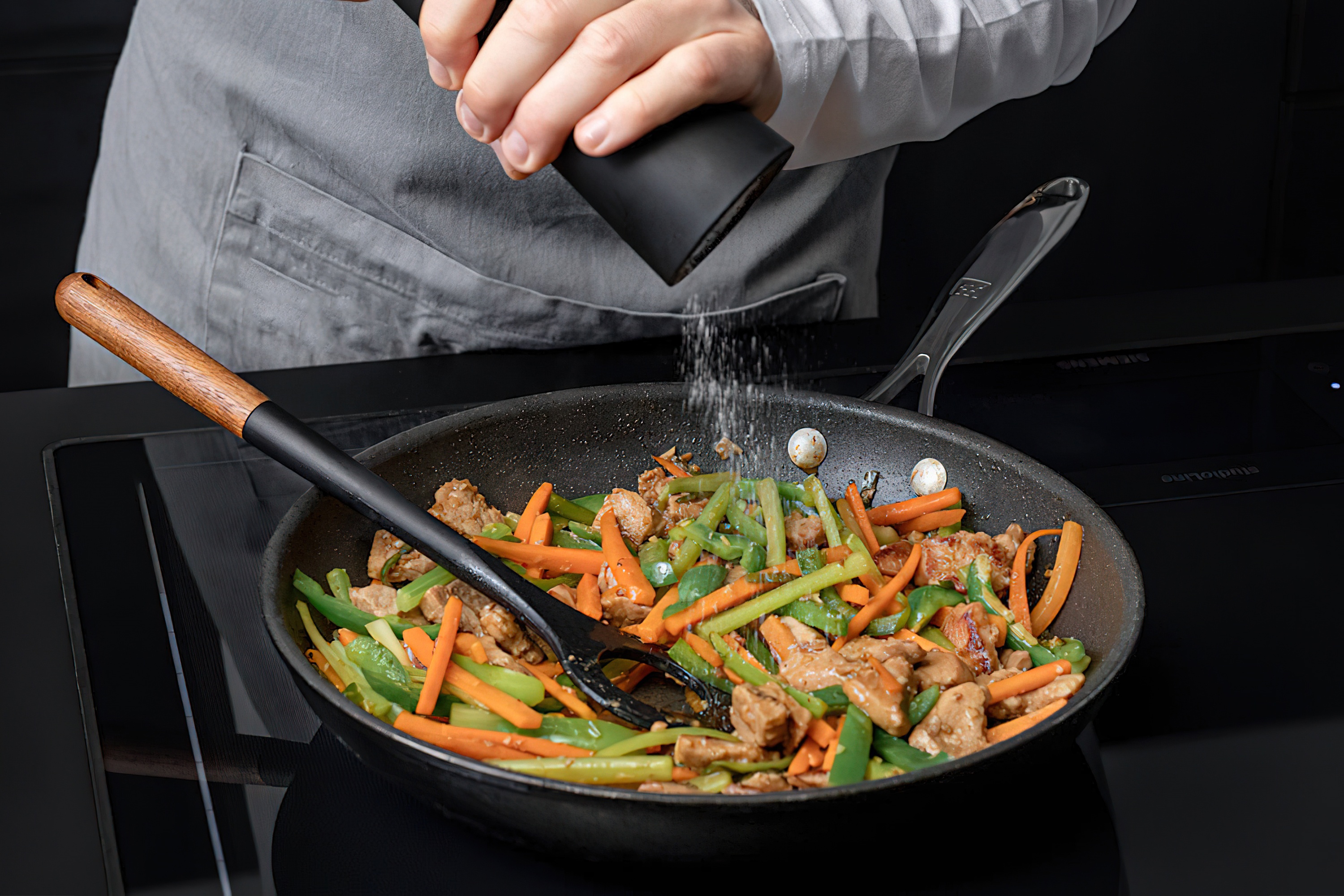 5 buoc lam thit heo xao ca rot anh 5