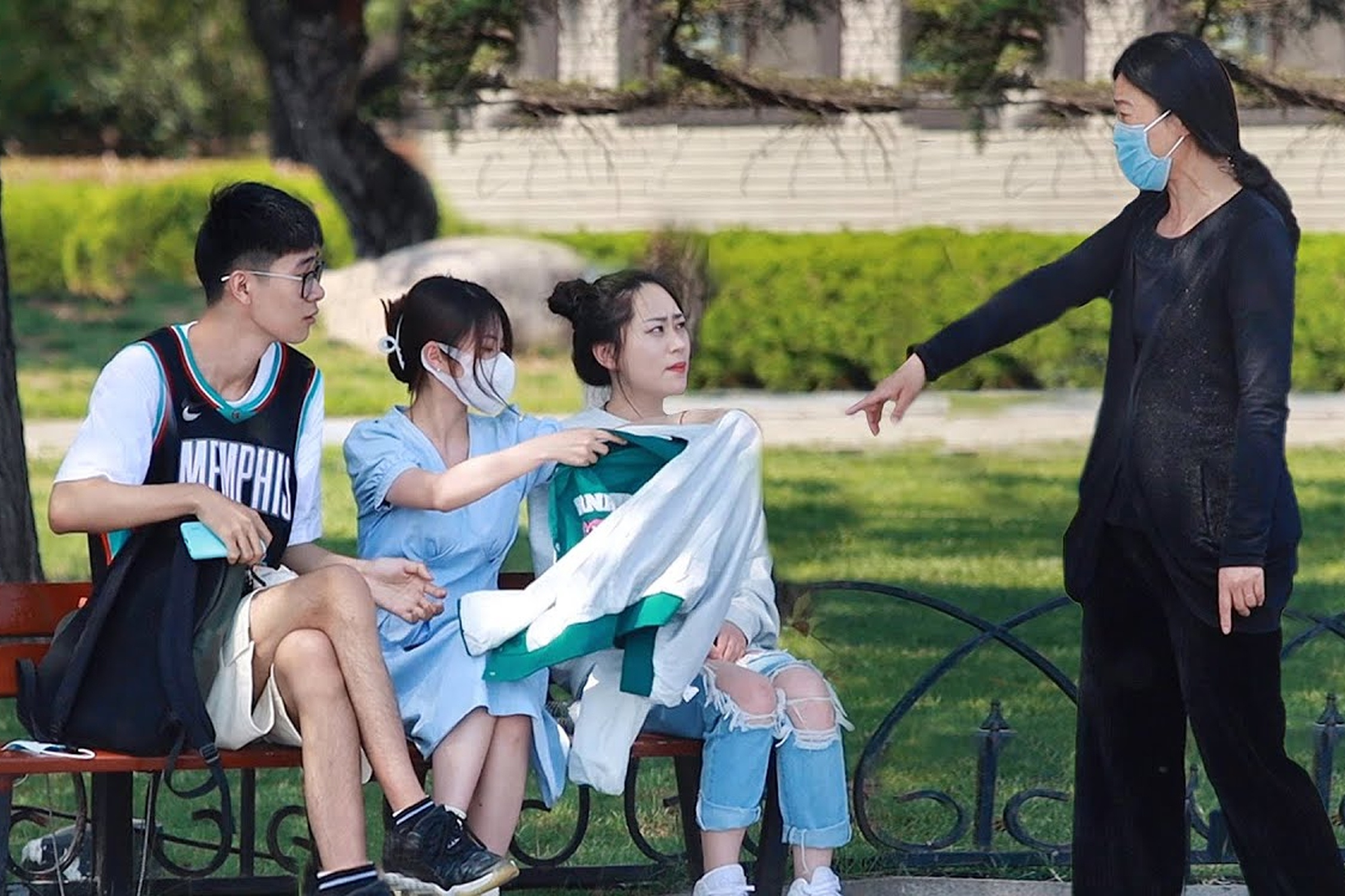 Co gai Trung Quoc bi xuc pham vi mac quan jeans rach hinh anh