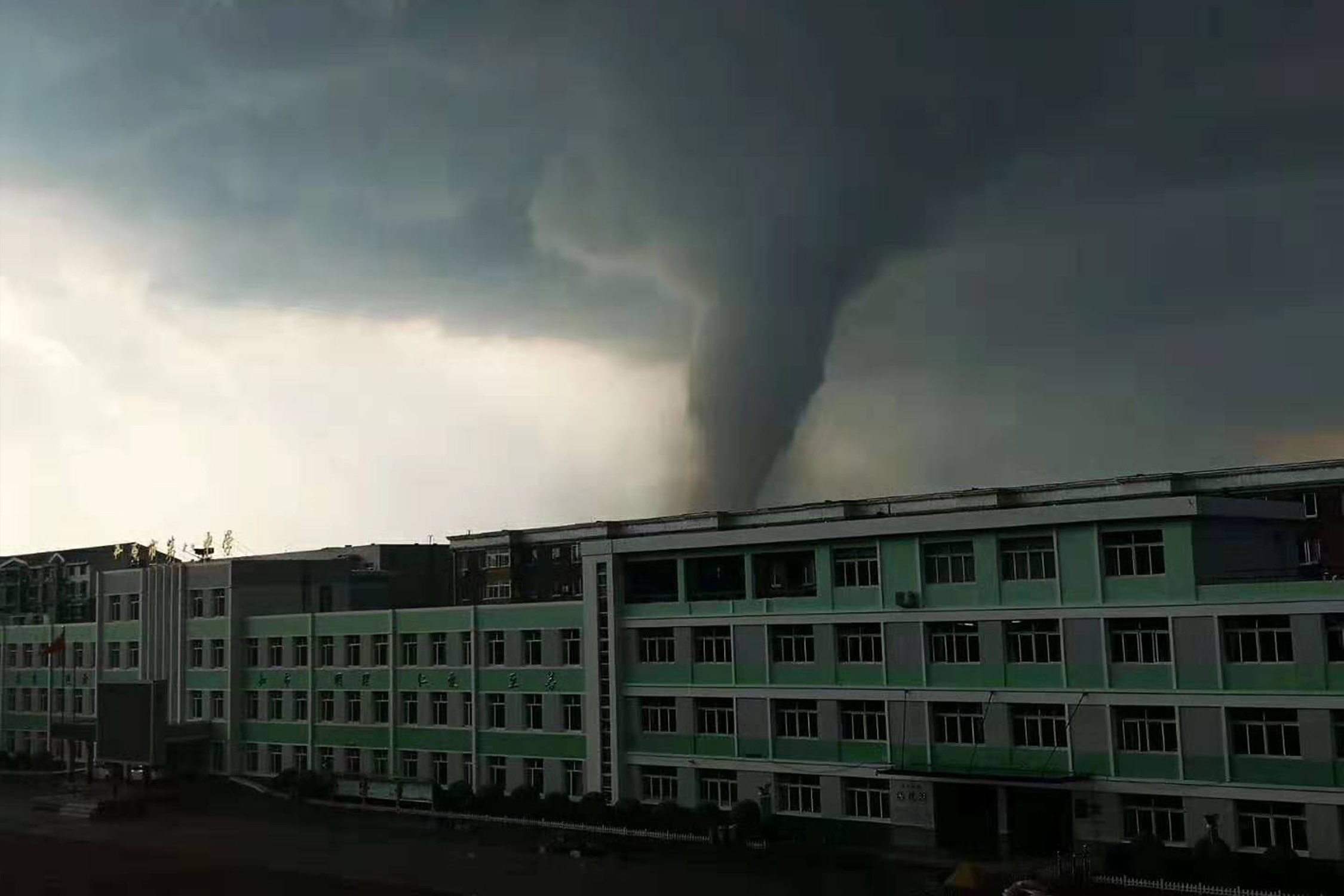 Loc xoay, voi rong can quet mien Nam Trung Quoc hinh anh