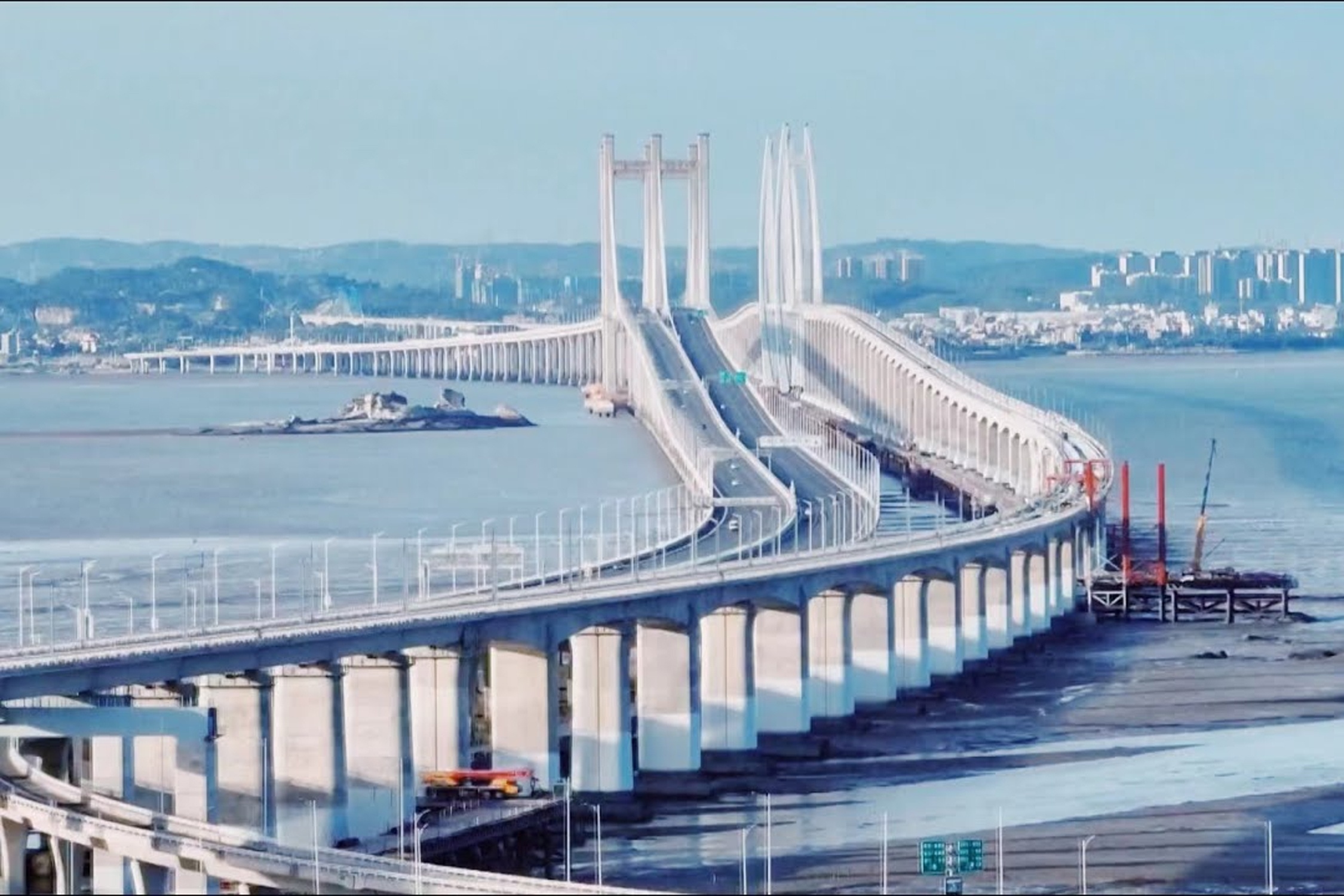 Cau duong sat cao toc xuyen bien dau tien o Trung Quoc hinh anh