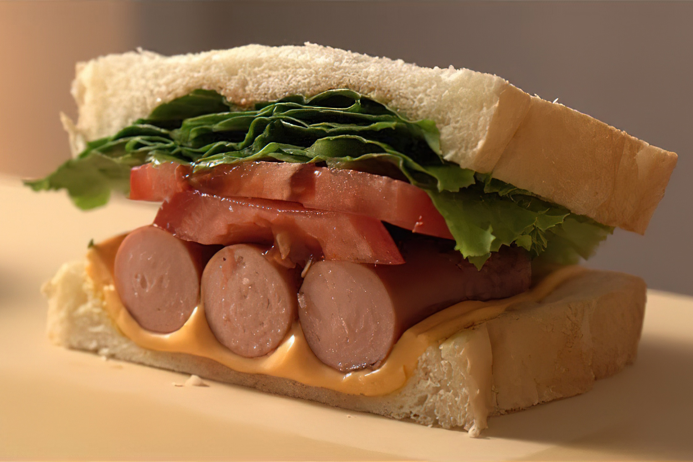 Lam nhanh sandwich xuc xich cho bua sang hinh anh