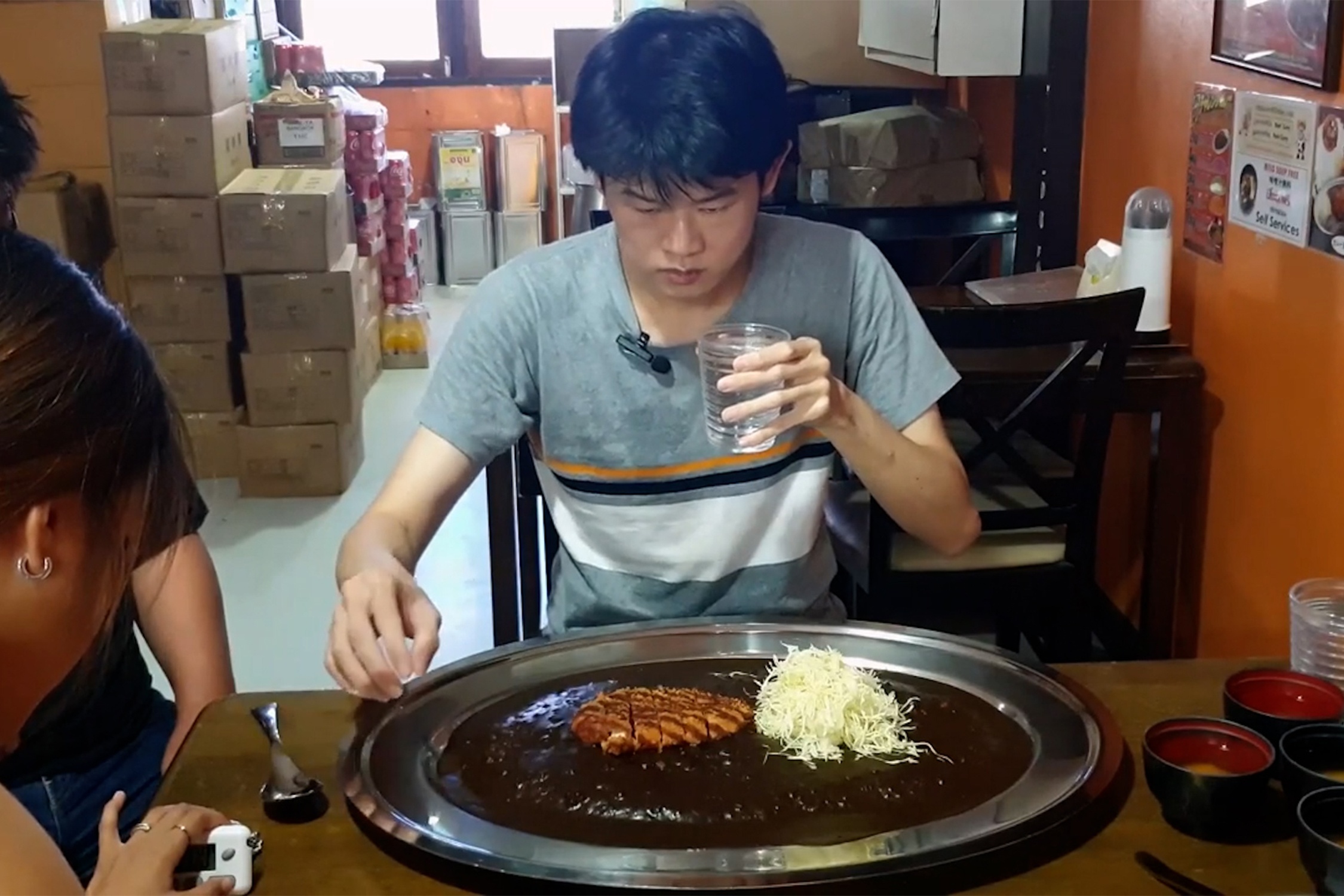 An 2 kg com ca ri trong chua day 2 phut hinh anh