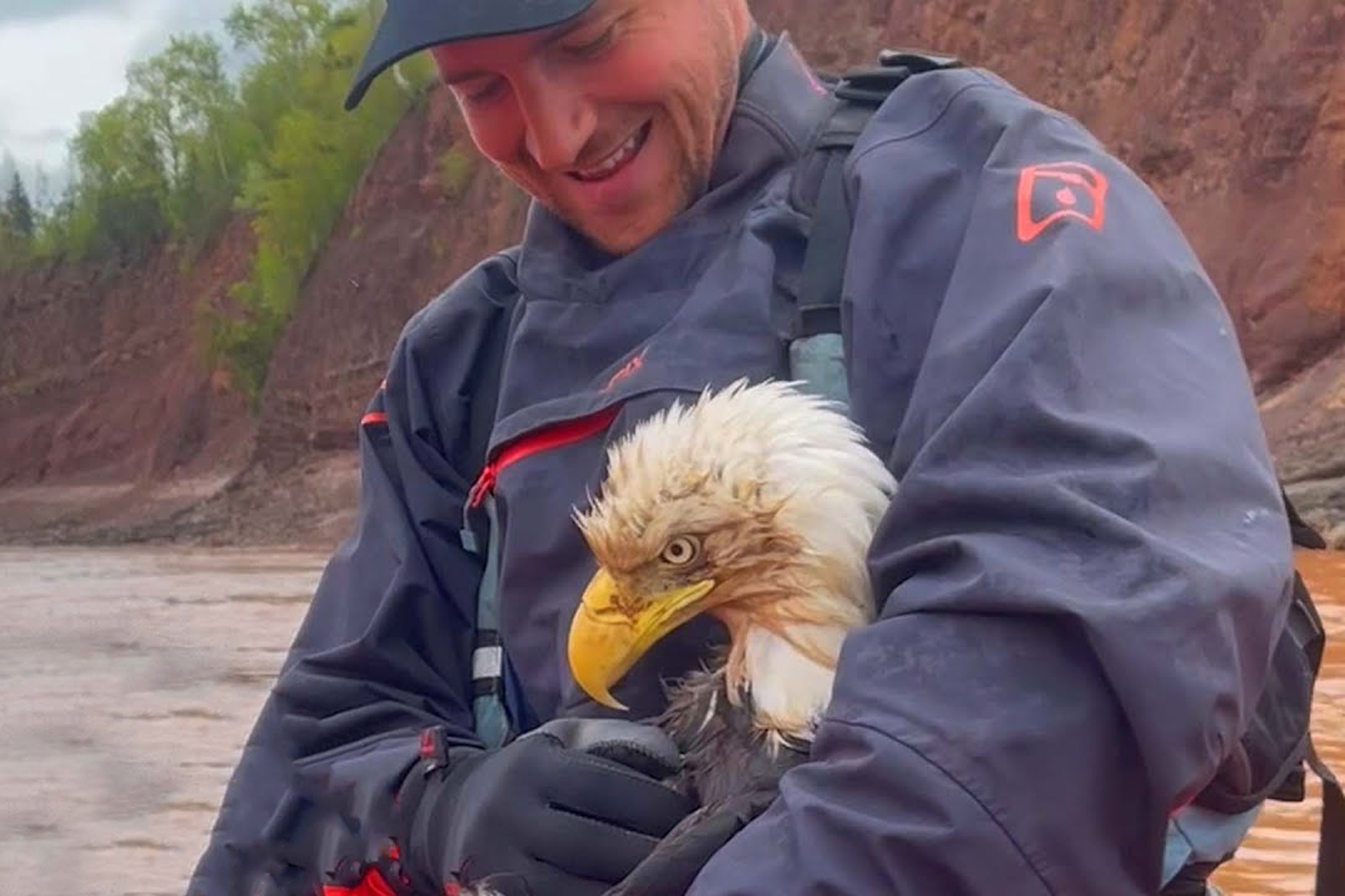 Nguoi dan ong cuu dai bang khoi duoi nuoc tren song hinh anh