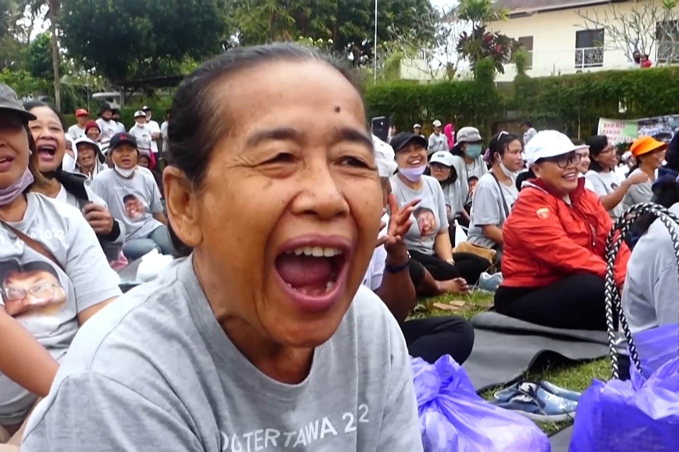 Hang nghin nguoi tap cuoi o Bali hinh anh