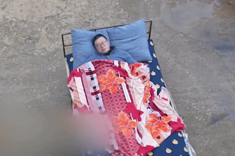 Khong the day som di hoc, nguoi dan ong che tao giuong tu dong hinh anh