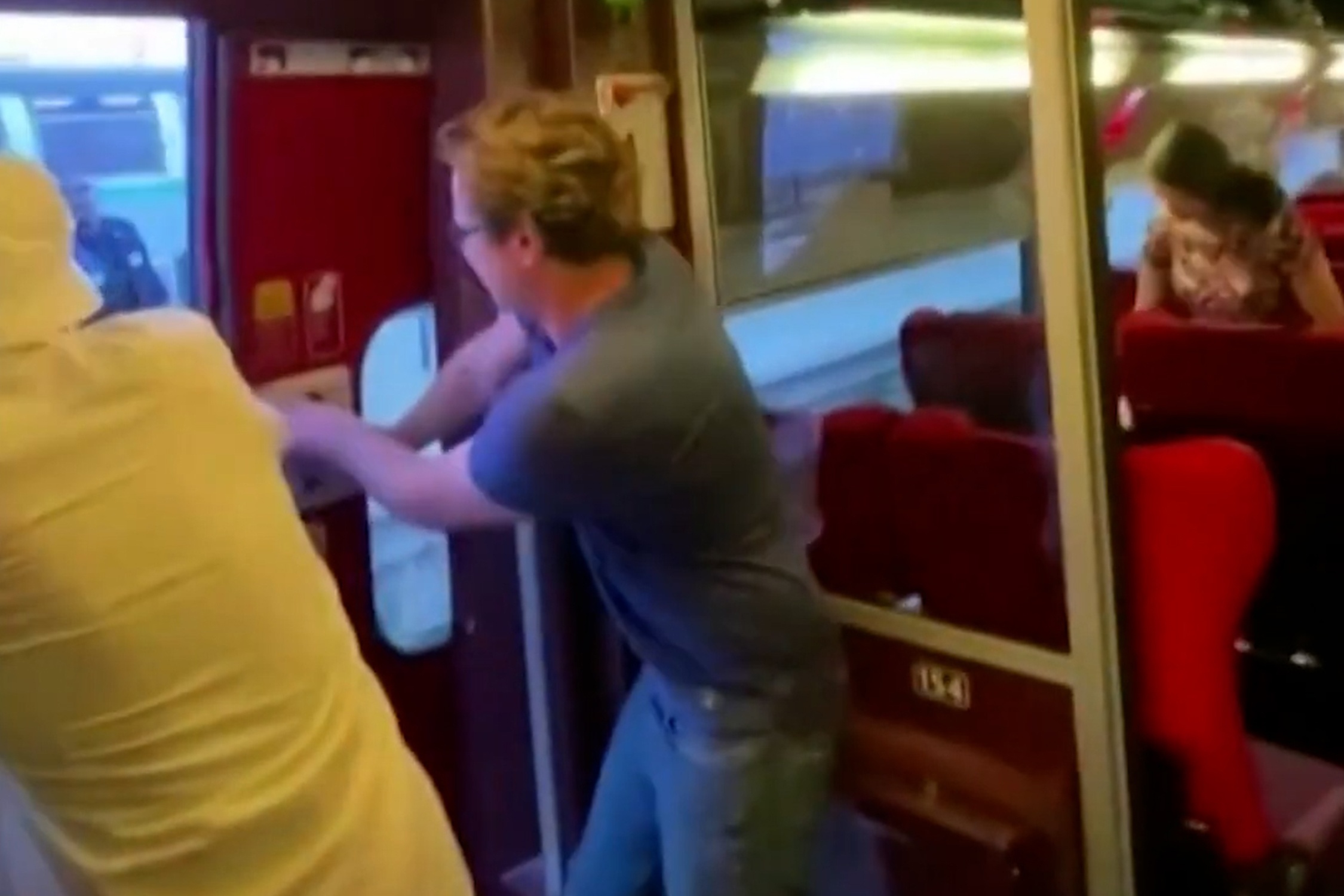 Hanh khach mac ket tren tau giua nang nong ky luc o chau Au hinh anh