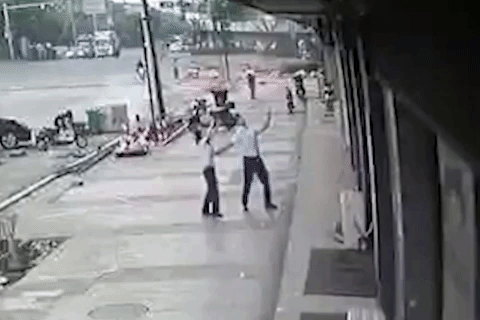 Nguoi dan ong do be gai roi tu tang 5 chung cu o Trung Quoc hinh anh